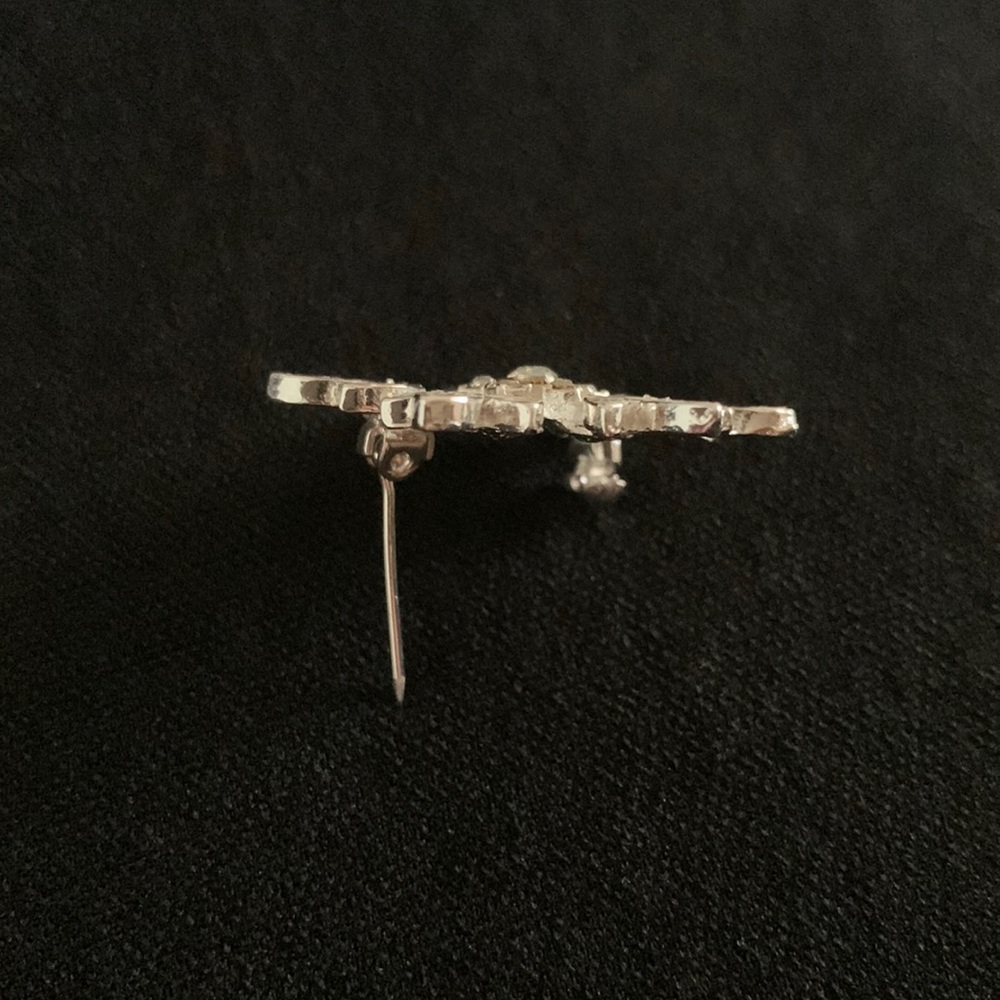 Sparking Snowflake brooch - Picture 4 of 4